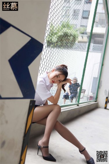 校花被拖进树林侵犯